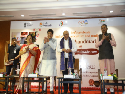 CM launches online e-commerce platform for artisan-weavers